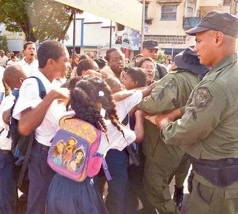 Docentes y estudiantes golpeados en la trifulca 