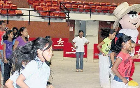 Estudiantes en convivio deportivo 