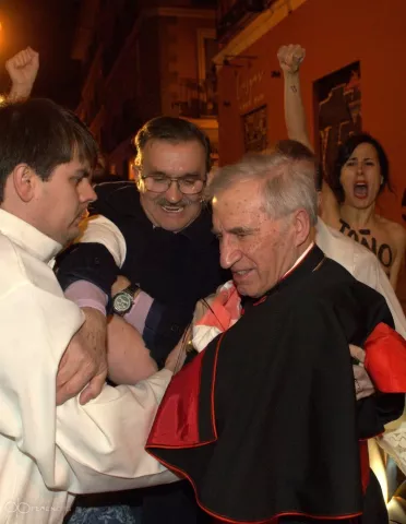 VIDEO: Activistas de Femen abordan al cardenal Rouco a favor del aborto