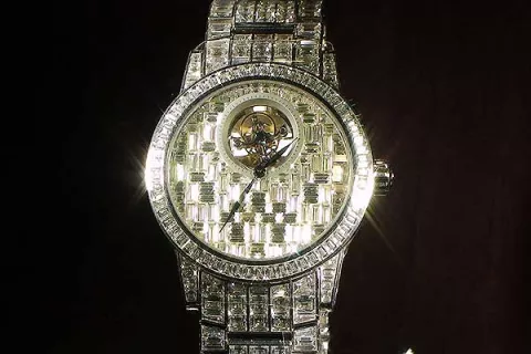 Diamantes y diseños exclusivos se exhibieron en la más grande feria de relojes