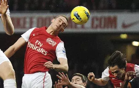 El Arsenal recurrirá al mercado de invierno tras perder a Vermaelen
