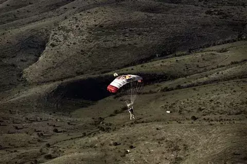 Paracaidista salta desde 29 kilómetros de altitud