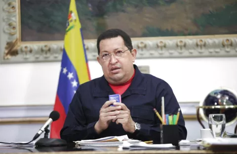 Chávez vota en un colegido de una populosa zona del oeste de Caracas