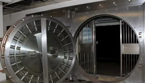 Arte se apodera de banco para reflexionar sobre el dinero