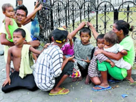 Familias filipinas necesitan con urgencia comida preparada y agua 