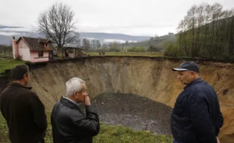 Misterioso agujero se traga un estanque de 20 metros 