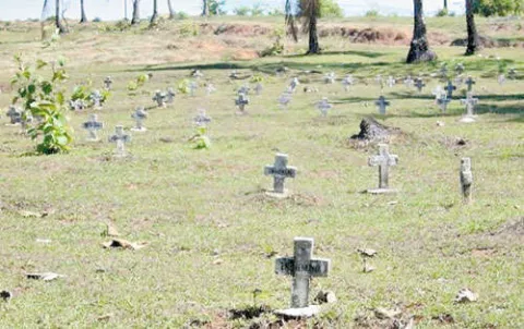 Mujer que vivió por un año con cadáver enfrenta cargos