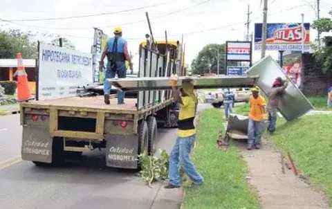 Desmantelan vallas publicitarias ilegales 