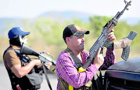  Autodefensas de México rechazan desarmarse 