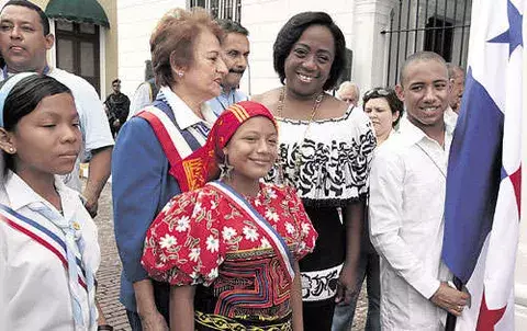 Decenas de delegaciones  rinden honor a la Bandera 