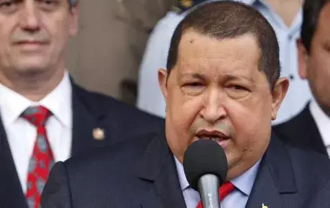 Gobierno de Chávez condena niños armados por grupos oficialistas 