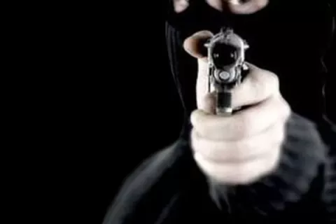 Ladrones roban a una persona; le dan para el pasaje