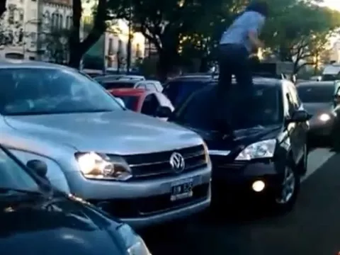 Un hombre saltó sobre la capota de una camioneta