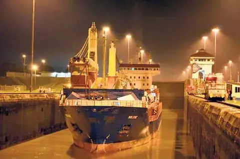 Canal  establece   récord de tonelaje 