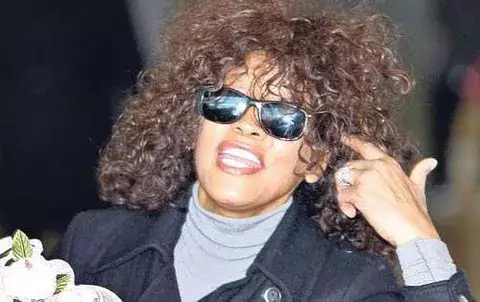 Whitney arma escándalo en avión 