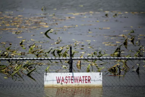 Lanzan reto a funcionario chino para que nade en un río contaminado
