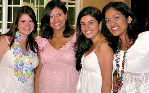   Un emotivo “shower” para   Lourdes        