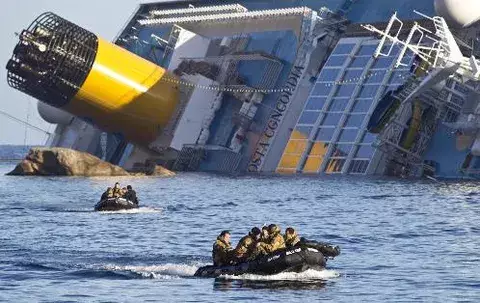 Abren nuevas vías de acceso al interior del buque naufragado en Italia