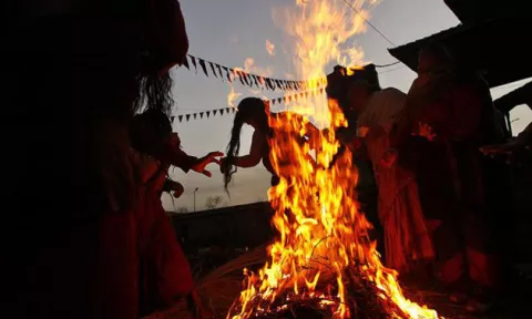 Mujer es incinerada por supuesta brujería