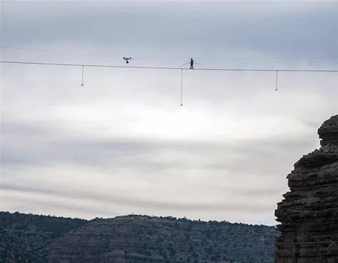 A través de un cable de acero logra cruzar la garganta del río Little Colorado