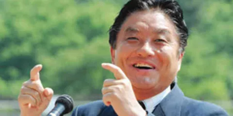 Un alcalde japonés se rebaja el sueldo para "cobrar igual que un ciudadano"
