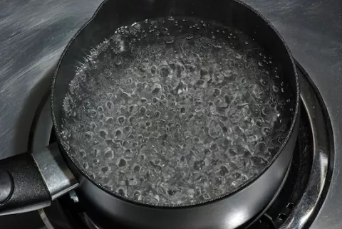 Mujer engañada por su marido le quema el miembro con agua hirviendo