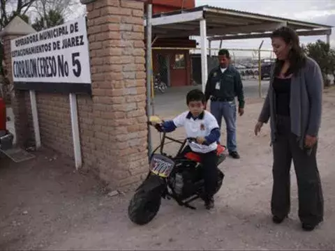 Multan a un niño y le retienen su moto de juguete