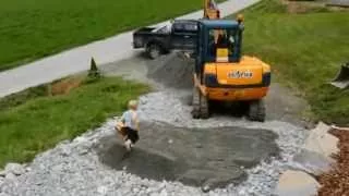 Niño de tres años maneja a la perfección una excavadora