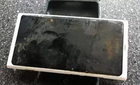 Recupera celular activo, tras permanecer perdido en un lago