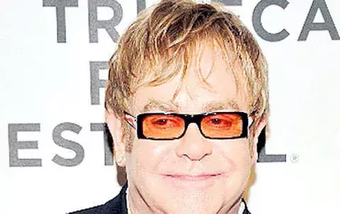 Elton John exige camerino, toallas y sillones   blancos 