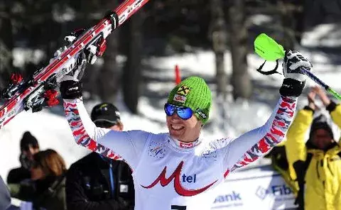 Marcel Hirscher gana en el eslalon masculino de la Copa del Mundo de esquí alpino