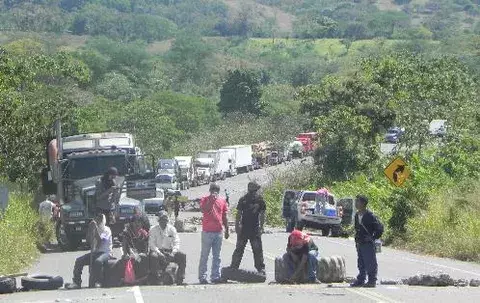 Indígenas "secuestran" bus con pasajeros costarricenses