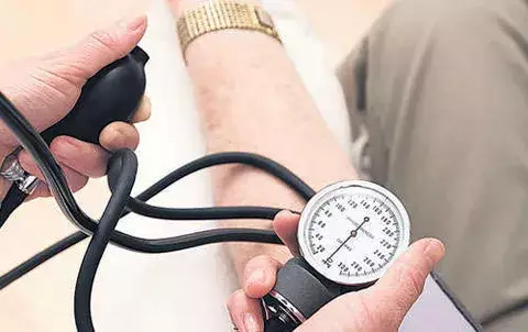 Presión arterial debe medirse en ambos brazos 