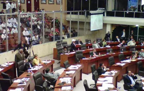 Médicos a la espera y diputados que no ceden