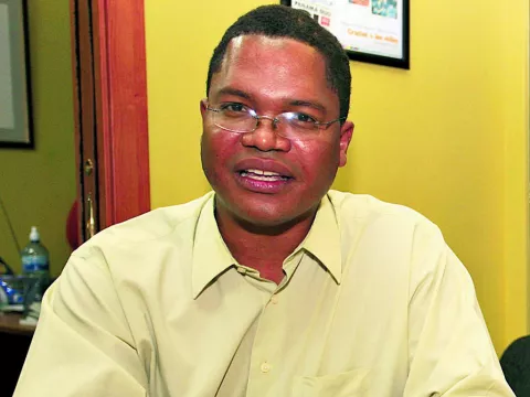  Carlos Oriel Wynter Melo, meritorio poeta nacional 