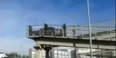 Mujer quedó atrapada con su vehículo en paso peatonal