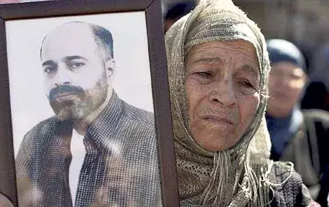 Palestinos e israelíes inician  intercambio de prisioneros 