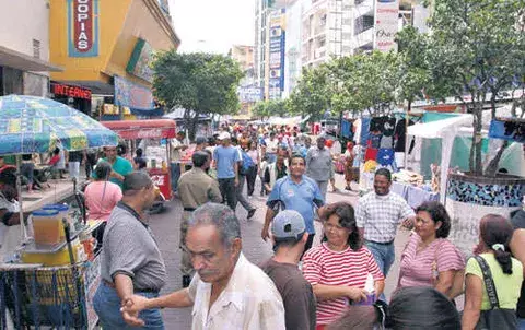 Panameños dejan la  Central para abarrotar  los “malls” 