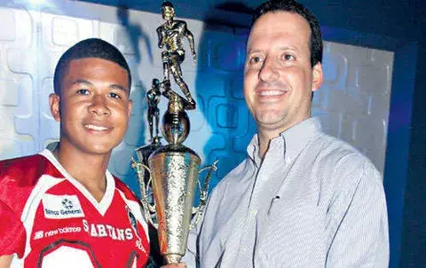 Premian a losvalores del fútbol americano Kiwanis 