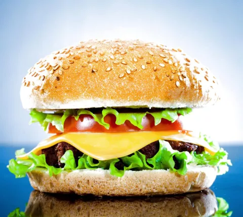 Un supermercado retiró miles de hamburguesas