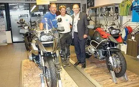 Recorrido en motos  para  promover ayuda 