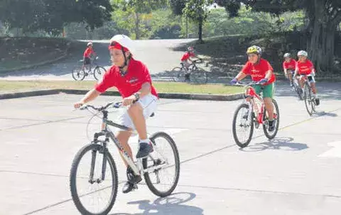 Motivan a niños a la práctica del ciclismo 