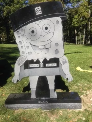 Quitan del cementerio lápida de militar con imagen de Bob Esponja