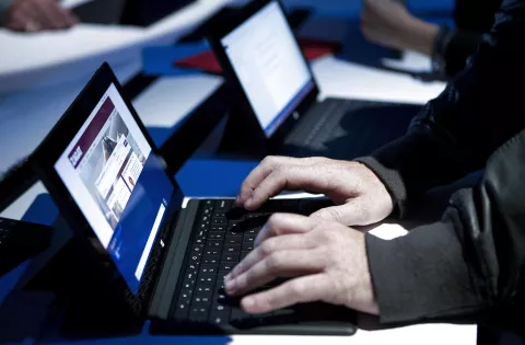 Menor droga a sus padres para navegar en internet 