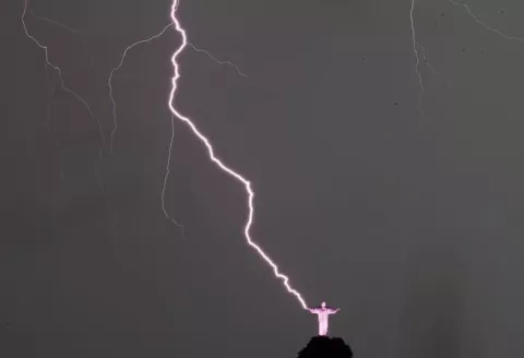 Un rayo alcanza al Cristo Redentor de Río y daña un dedo de su mano derecha
