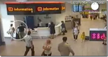 Para no perder su vuelo, abandonan a su hija en aeropuerto