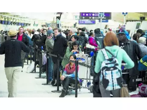 Suspensión de operaciones causan caos en aeropuerto  