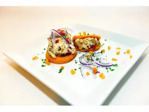 Tortillas con ensalada de pollo y aguacate 