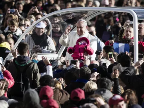 En acto impulsivo, el Papa invitó a un buen amigo sin pase VIP a su vehículo