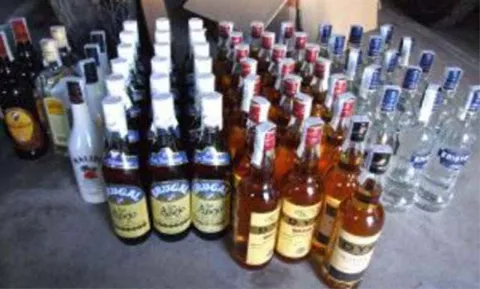 La policía requisó medio millón de litros de alcohol sospechoso
